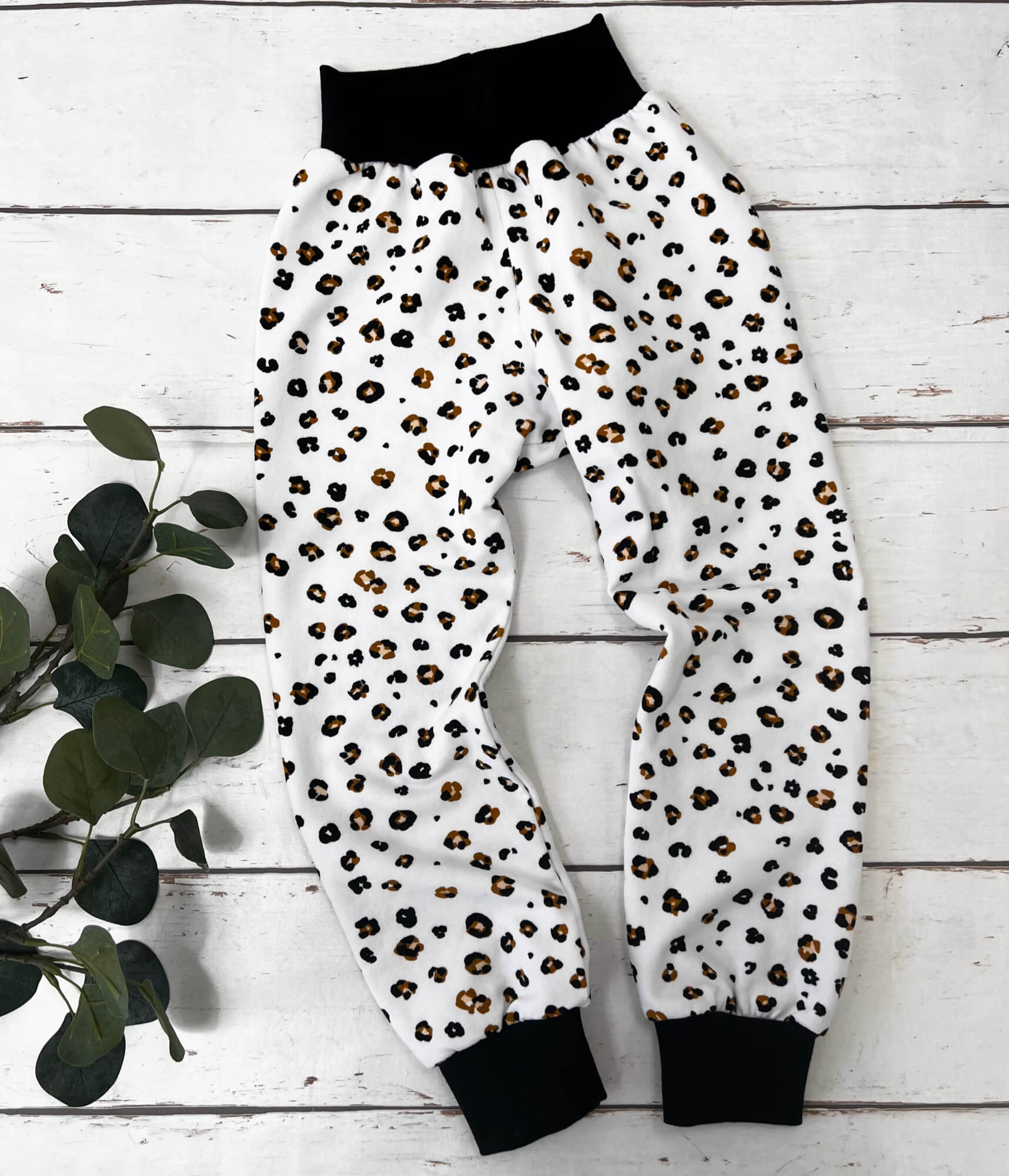 Tragebild Bio Soft Sweat angerauter Sweat animalprint Leomuster weiß