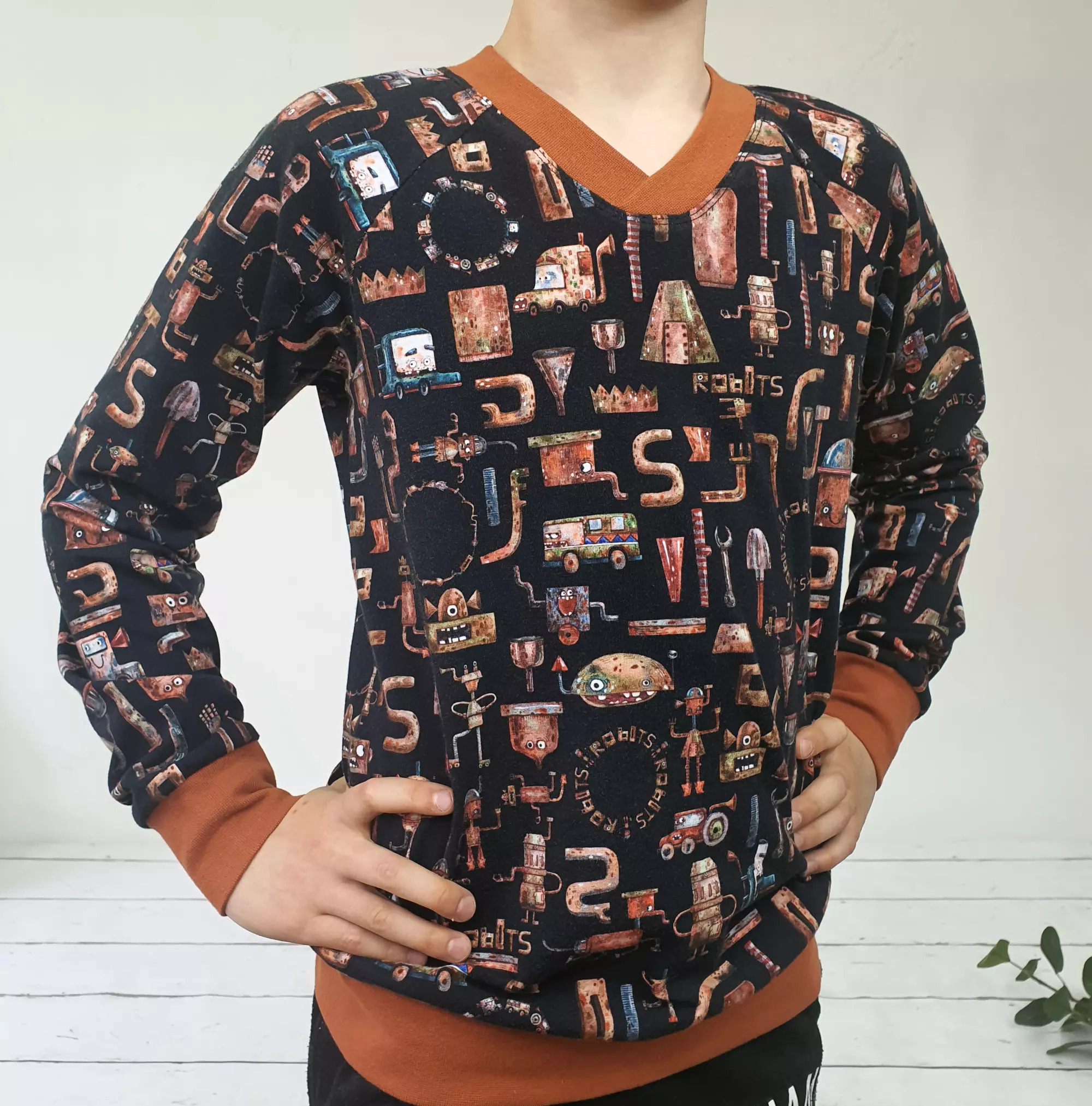 Tragebild bio baumwolljersey mit roboter in schwarz und rost