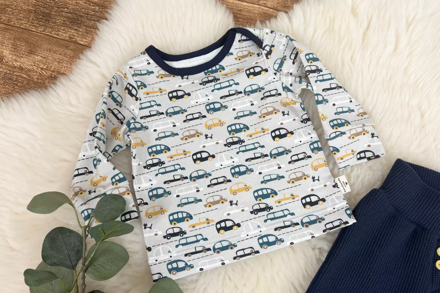 Tragebild selbstgenähtes T-Shirt aus Jersey Stoff mit kleinen Autos in sand