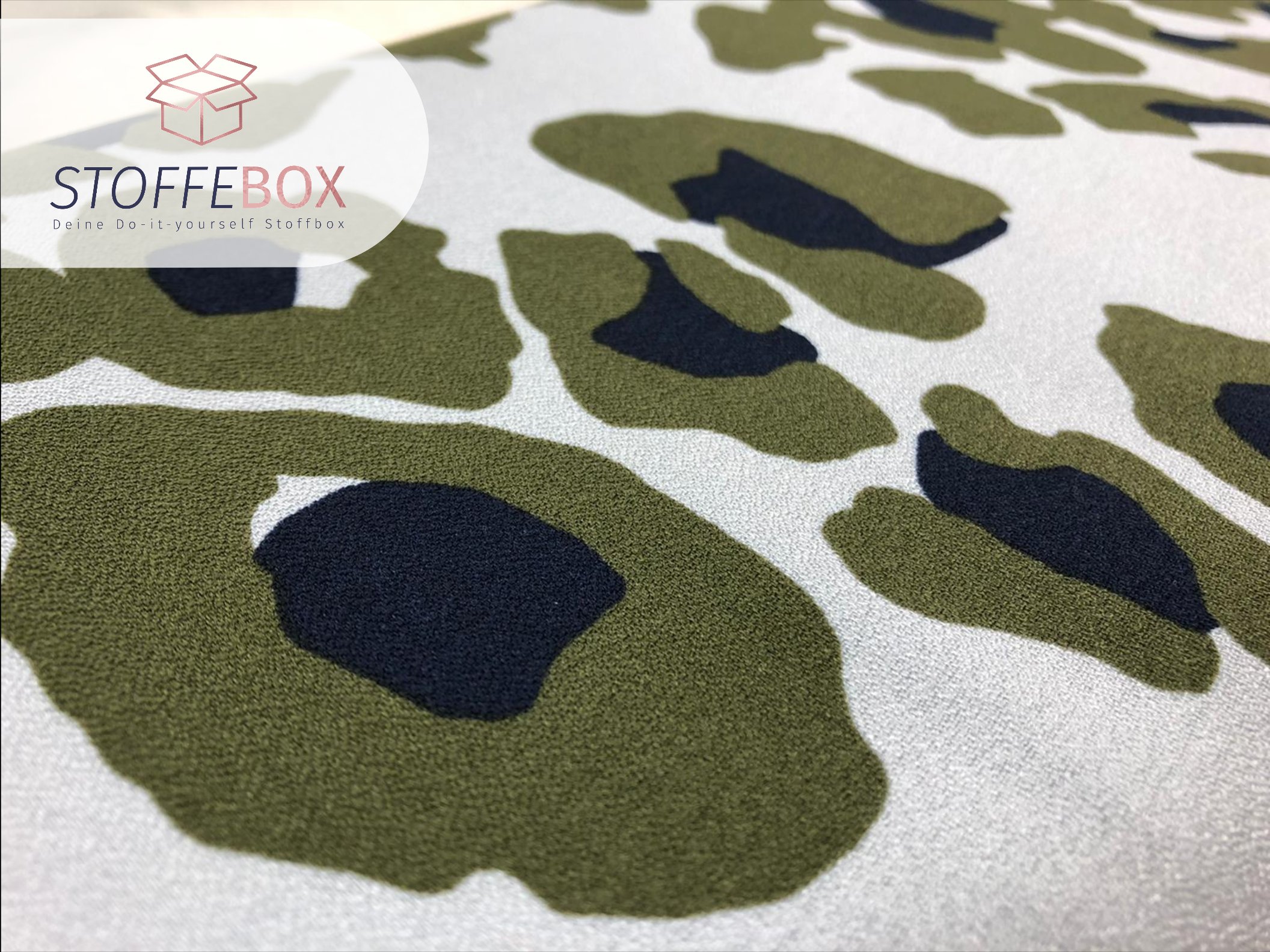 Viskose Crepe - Animalprint (armeegrün / hellgrau / dunkelblau) – Bild 2