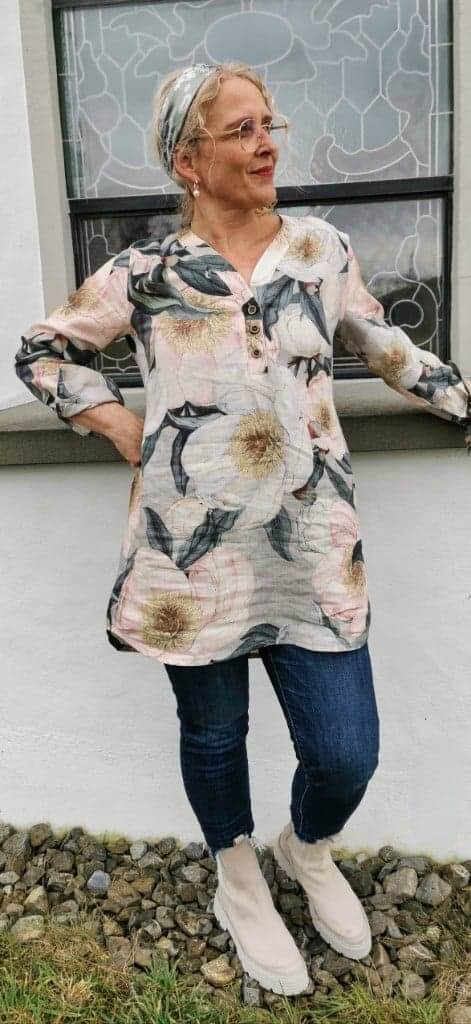 Tragebild vom Schnittmuster Fadenkaefer für Damen Bluse Cleo