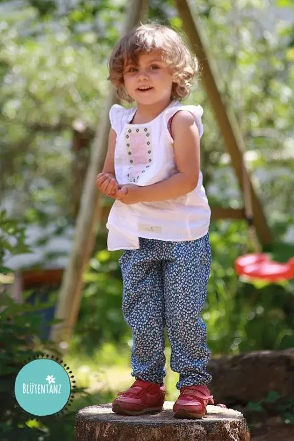 Tragebild Schnittmuster Fadenkaefer für Hose Pamina Kinder