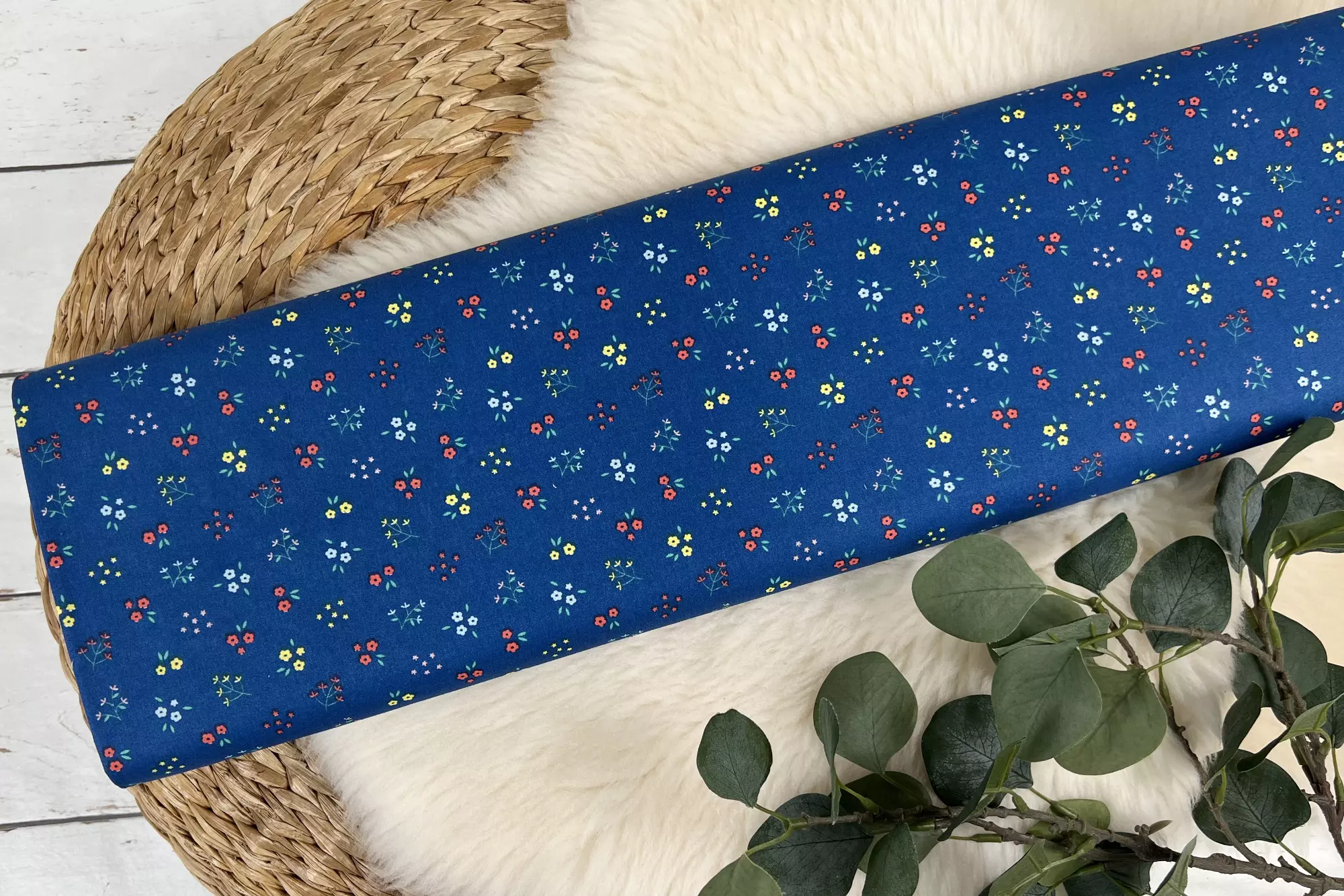 Bio Baumwollstoff Popeline Webware – Blumenwiese aus Blumen und Pflanzen in blau – Bild 2