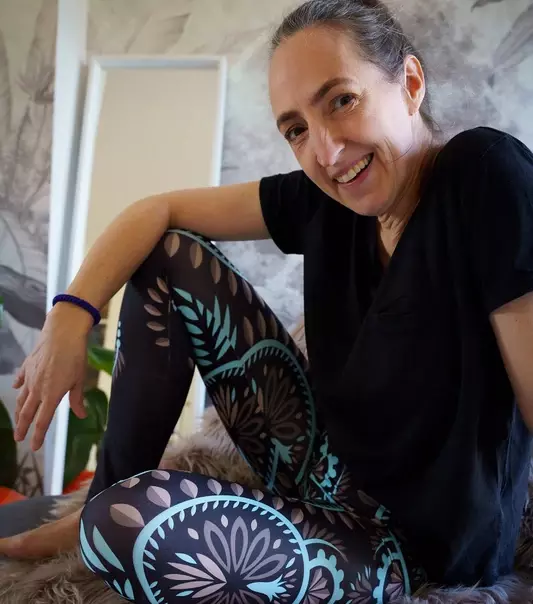 Tragebild Sportjersey Stoff für Fitnessbekleidung, Yoga und Leggings LEAF CIRCLES türkis Ornamente in schwarz