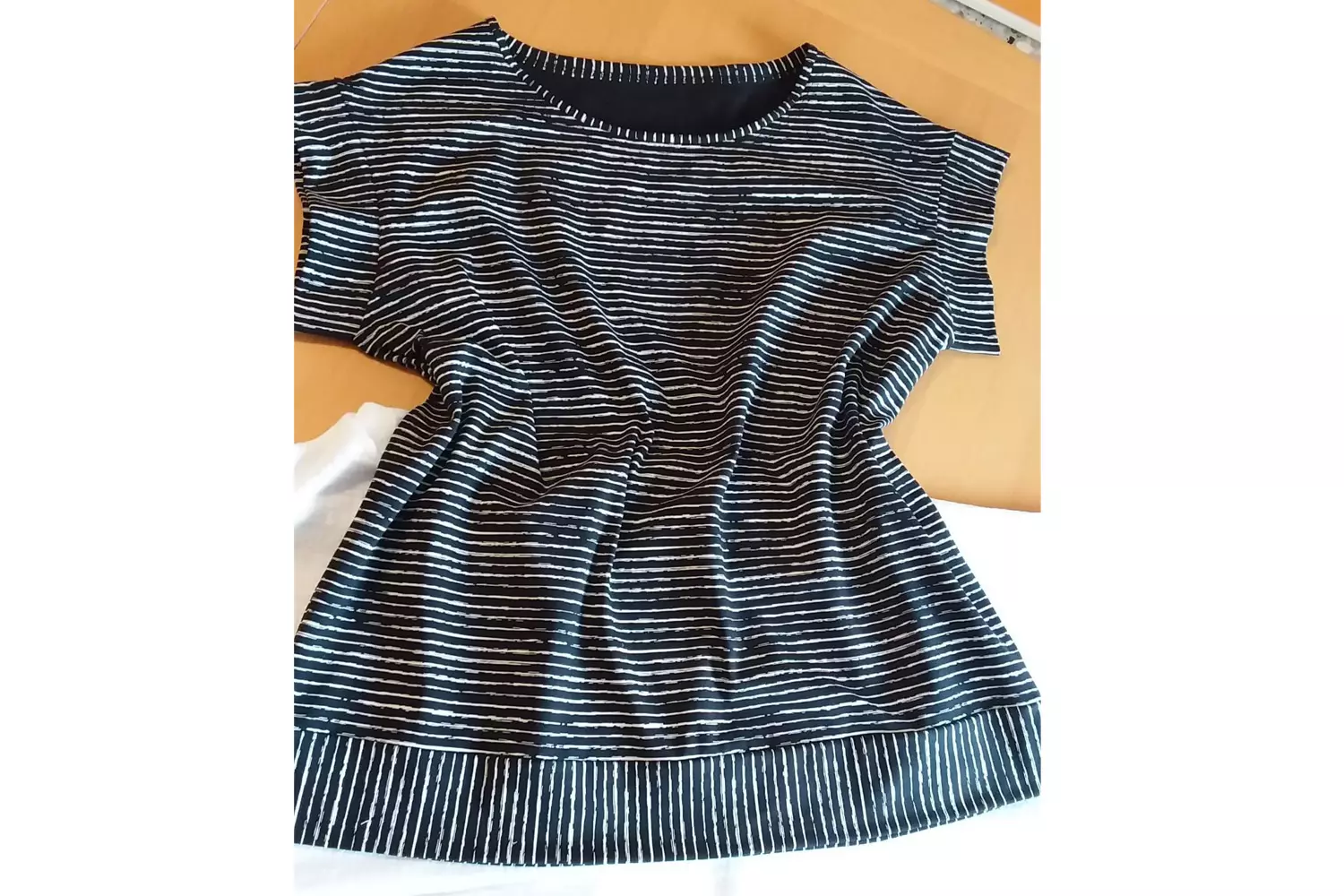 selbstgenähtes Top aus einem Jersey Stoff mit einem Vintage Streifen Motiv in schwarz