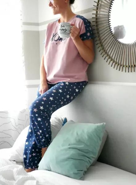 Tragebild Baumwolljersey mit bunten Sternen in der Farbe dunkelblau