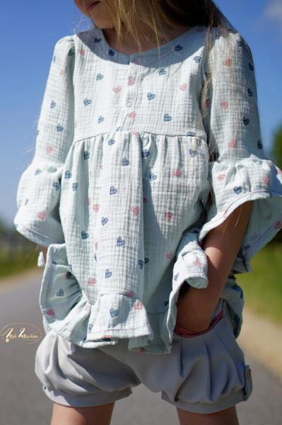 Tragebild Kleid für Mädchen aus Musselin mit Herzchen in mint
