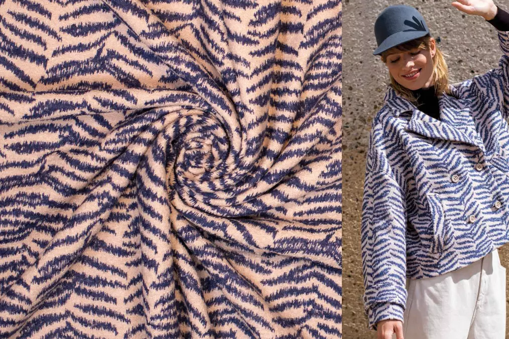 Fibre Mood 21 Adria aus Kochwolle Wollstoff mit blauen Zebra Muster in nude