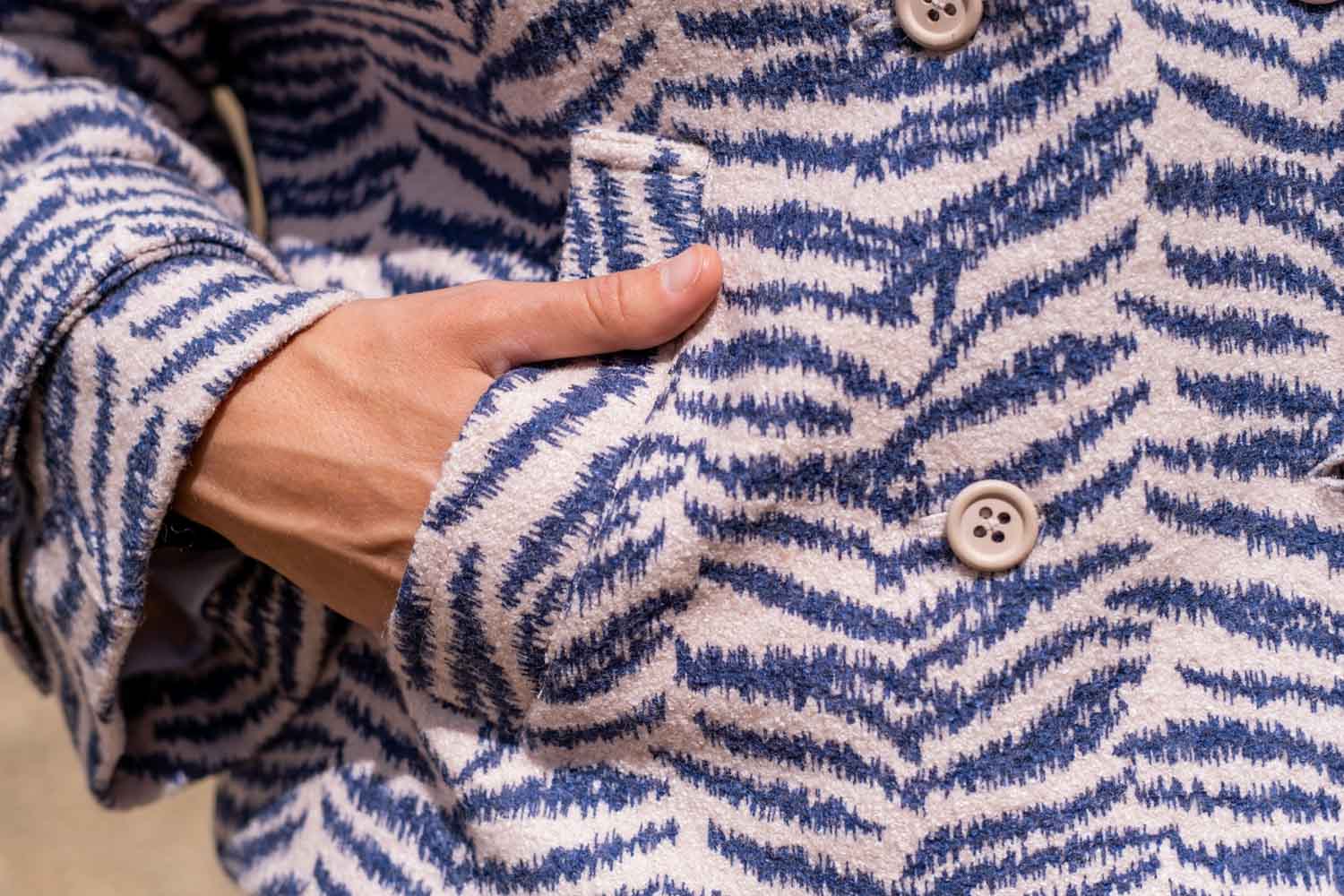 Fibre Mood 21 Adria - Kochwolle Wollstoff mit blauem Zebra Muster auf nude Hintergrund - Öko-Tex 100 – Bild 5