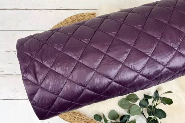 wattierter Steppstoff für Jacken in aubergine und beidseitig Rauten gesteppt