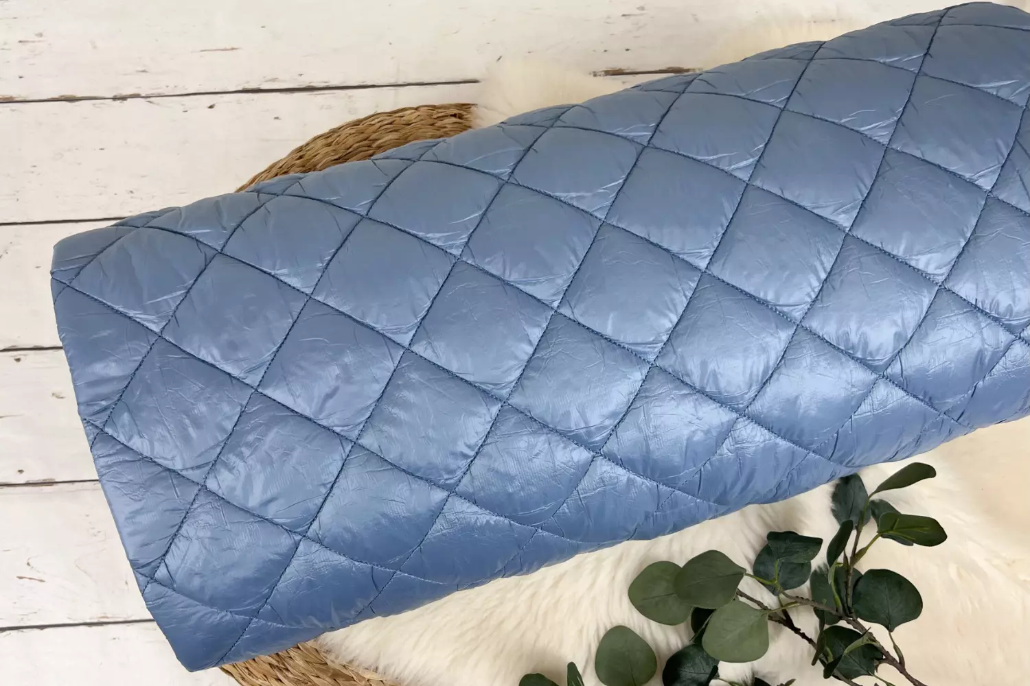 wattierter Steppstoff für Jacken in jeansblau und beidseitig Rauten gesteppt
