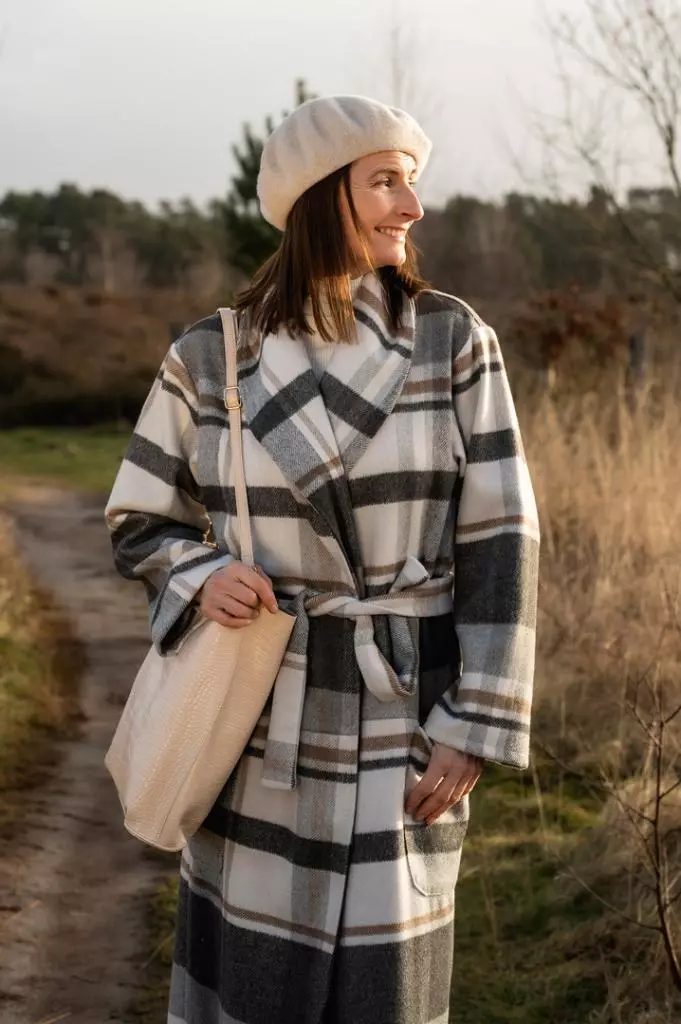 Tragebild Mantel aus Mantelstoff mit tartan Karo Muster in grau
