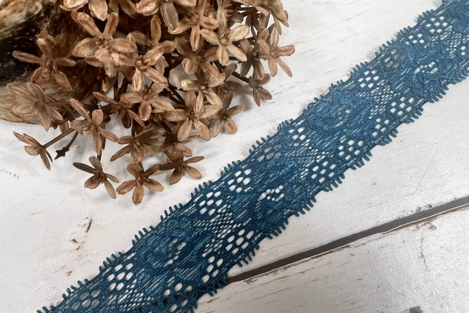 Spitzenband elastisch 30mm breit mit Blumenmuster in petrol