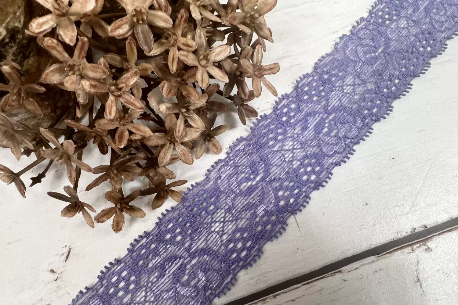 Spitzenband elastisch 30mm breit mit Blumenmuster in lila