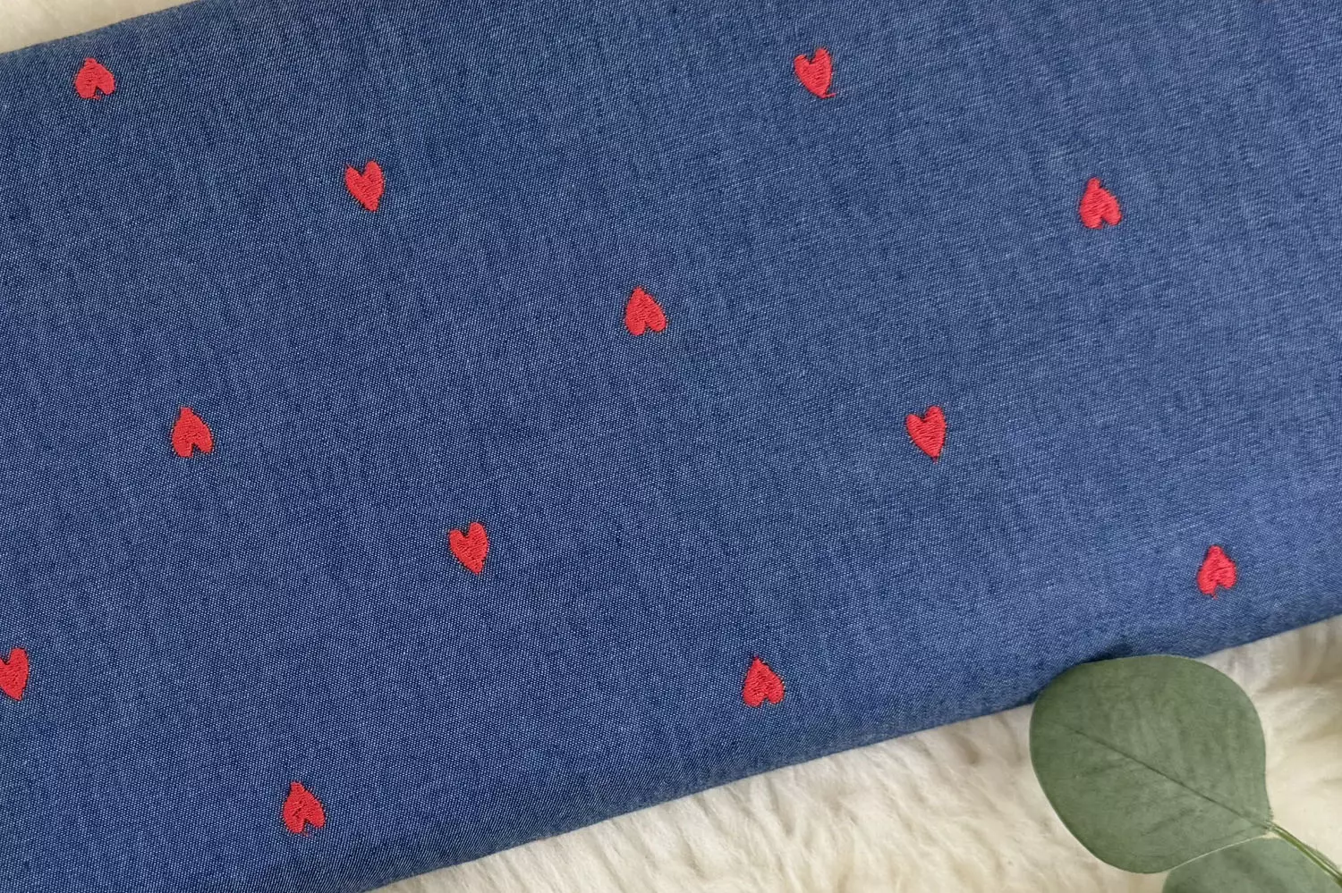 leichter Baumwoll Jeansstoff mit Herzen Muster in jeansblau