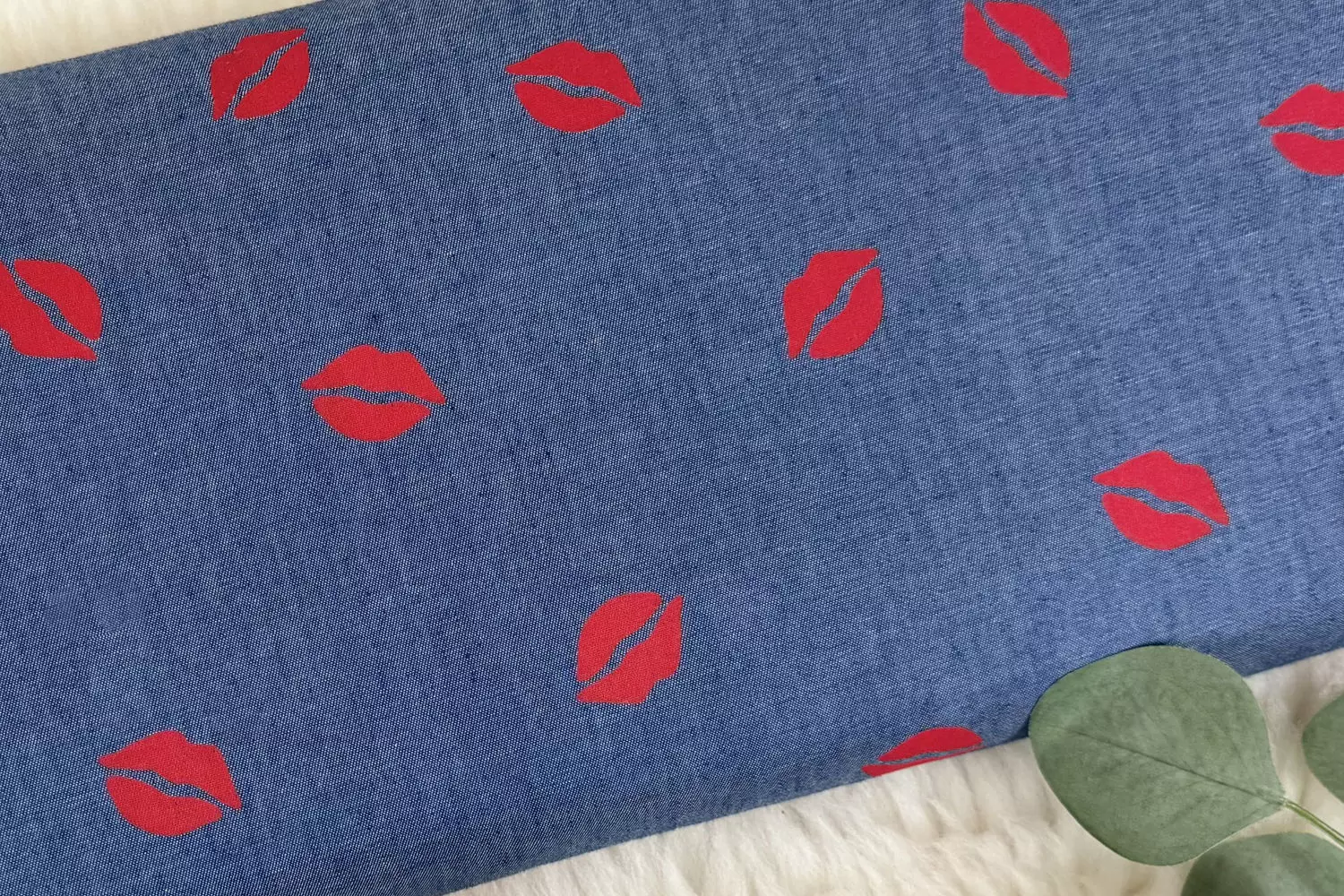 leichter Baumwoll Jeansstoff mit Lippen Muster in jeansblau