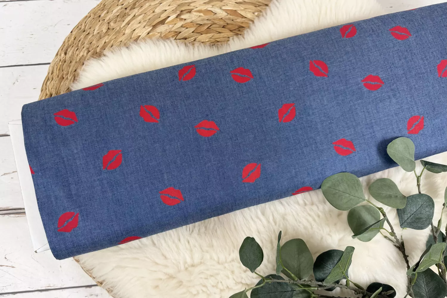 leichter Baumwoll Jeansstoff Denim - Lippen, Herzen und Gänseblümchen Muster in jeansblau – Bild 3