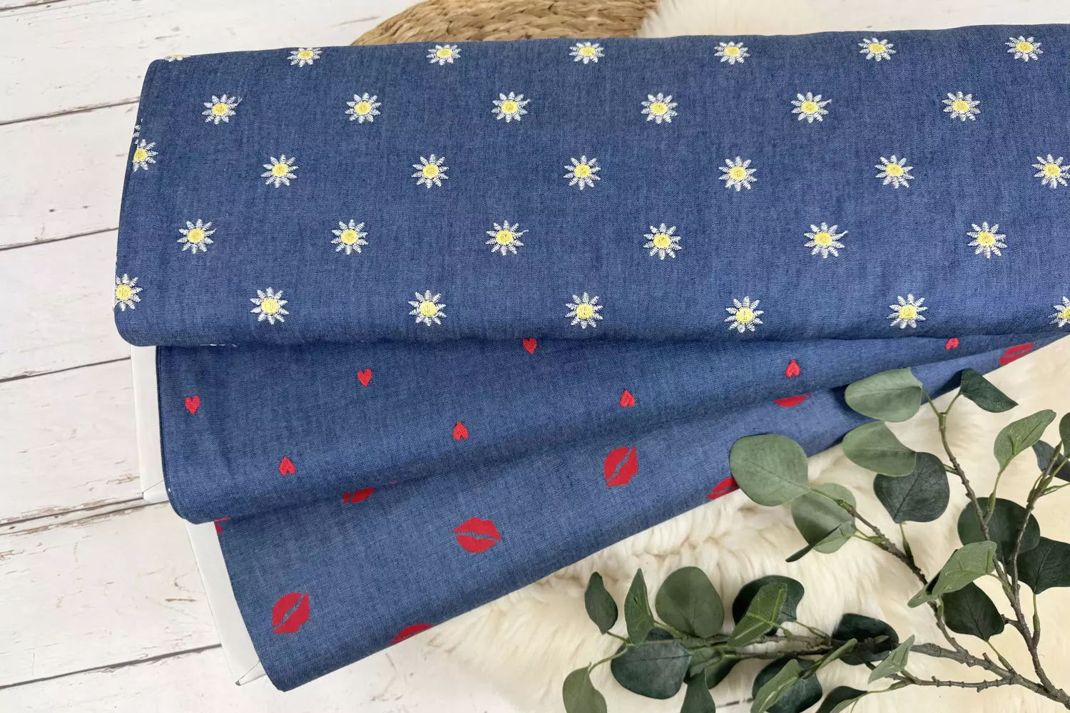 leichter Baumwoll Jeansstoff Denim - Lippen, Herzen und Gänseblümchen Muster in jeansblau