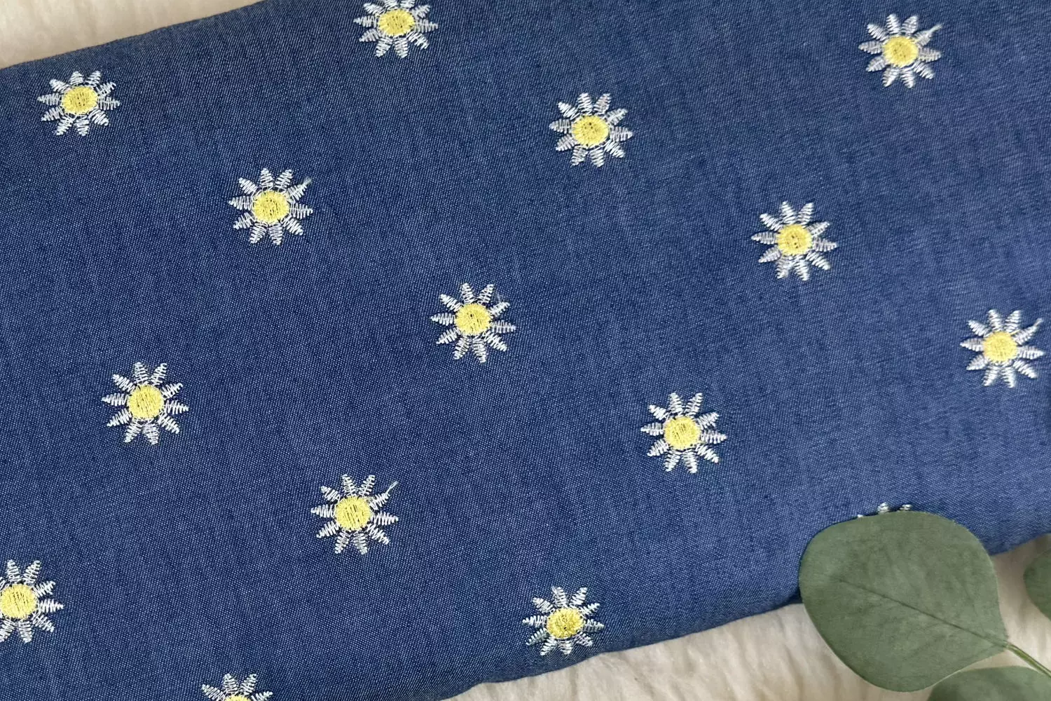 leichter Baumwoll Jeansstoff mit Gänseblümchen Muster in jeansblau