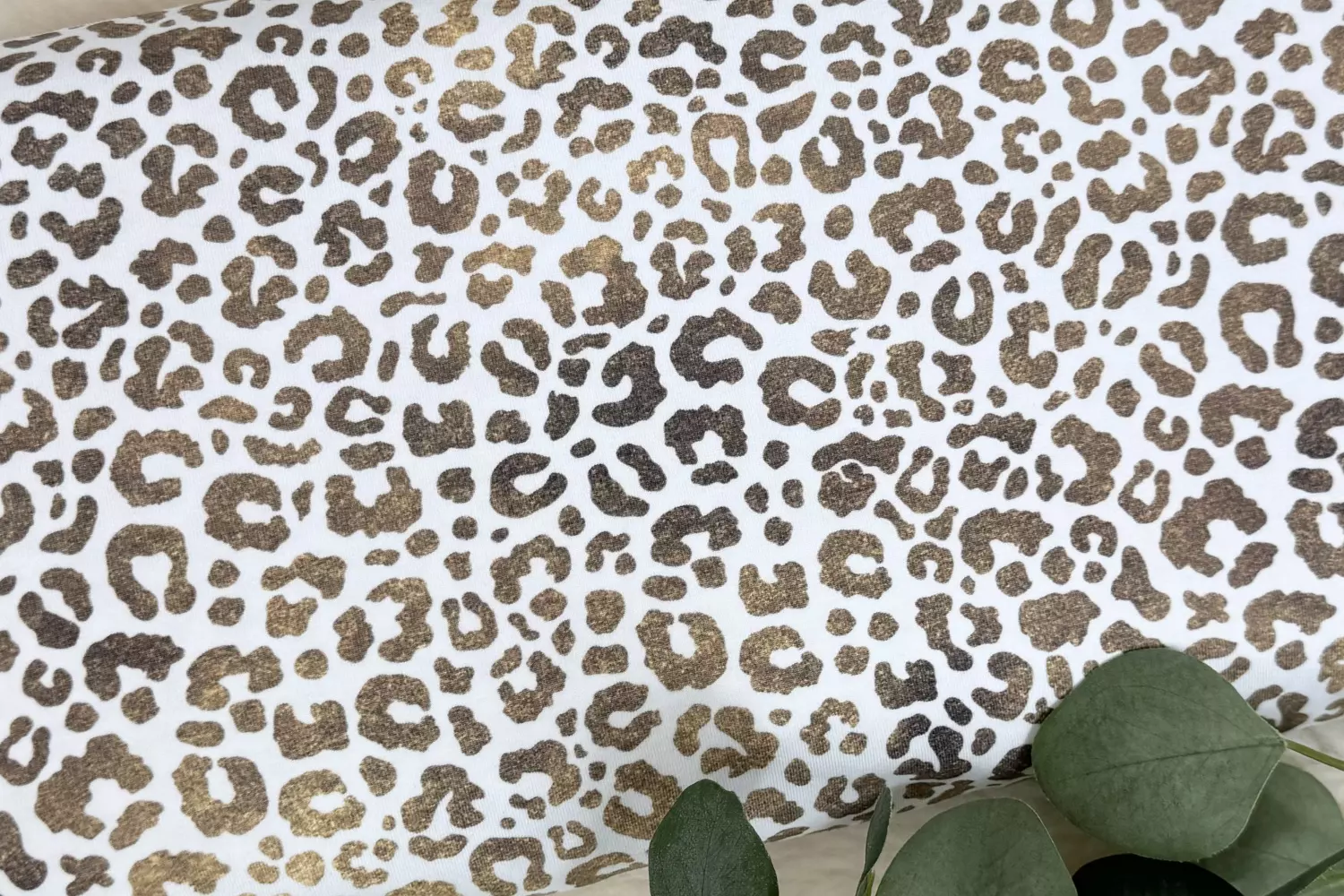 elastischer Jersey Stoff mit Leoprint Muster in ecru