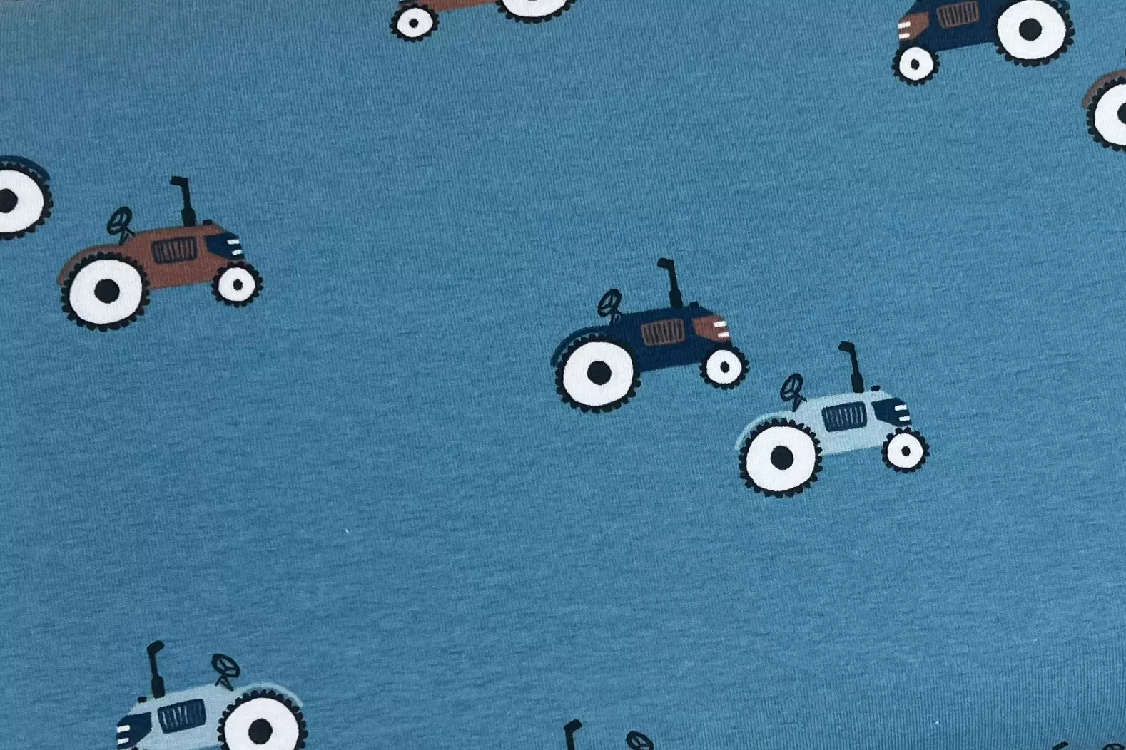Jersey Stoff mit Tracktoren Motiv in blau