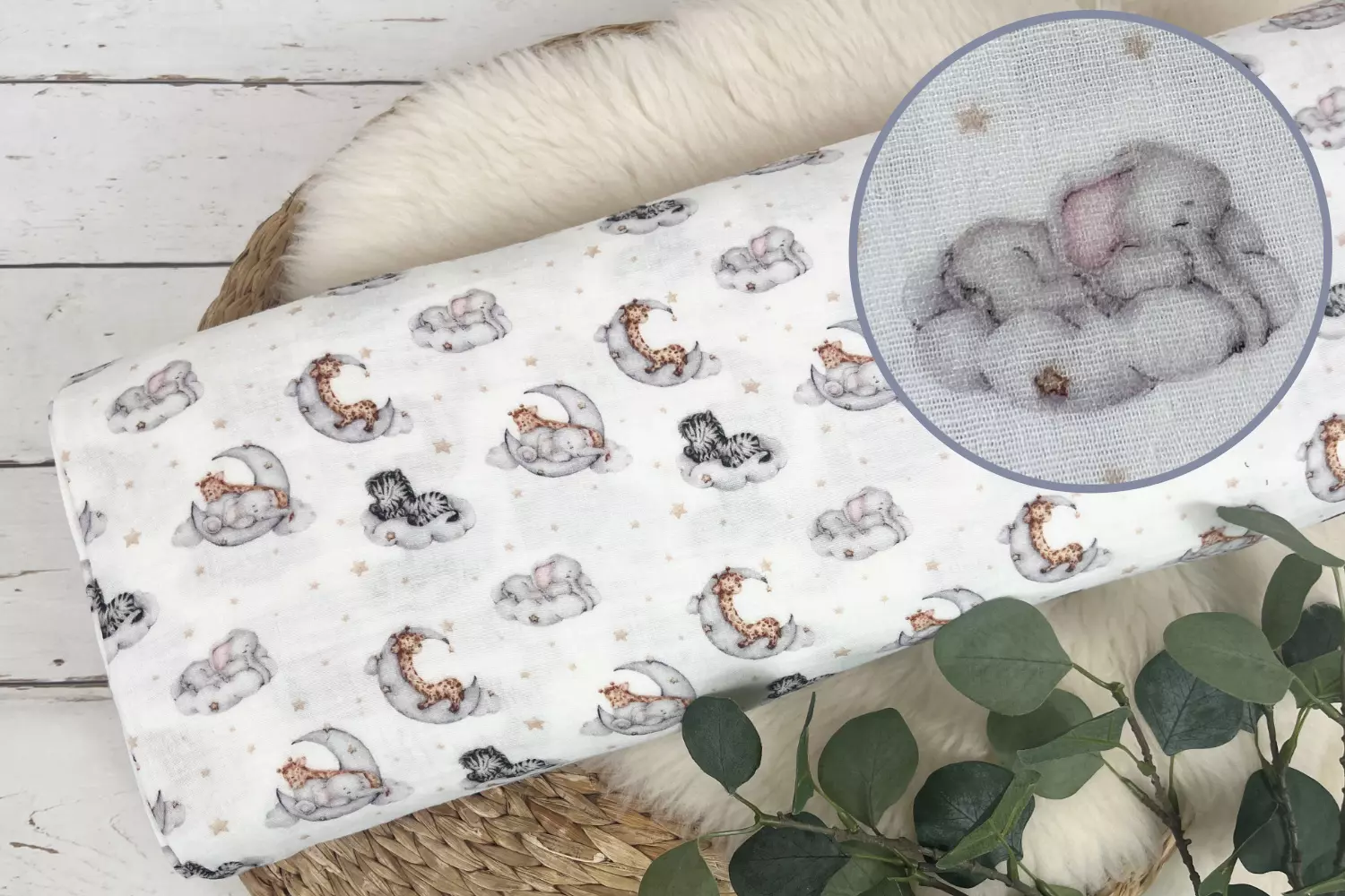 Musselin Stoff mit Zebras, Giraffen und Elefanten in weiß