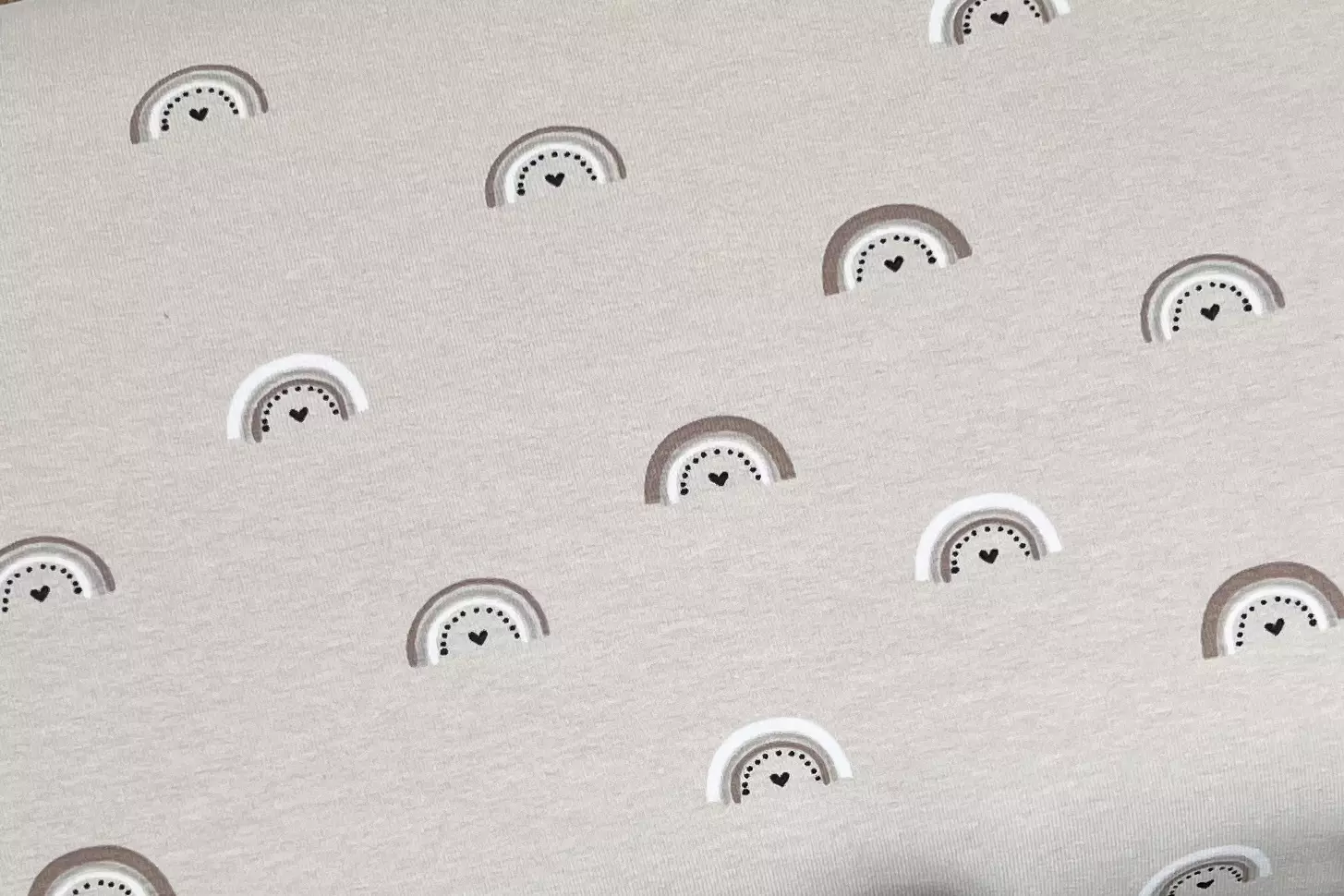 Jersey Stoff mit Regenbogen Motiv in hellbeige