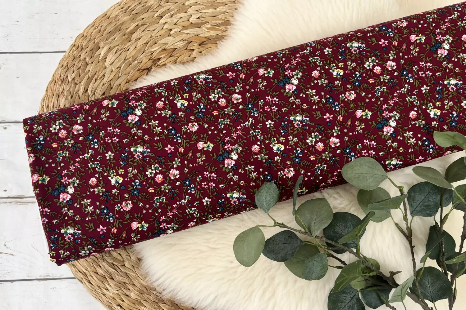 Viskose Stoff - Blumenwiese mit kleinen Blümchen in bordeaux – Bild 2