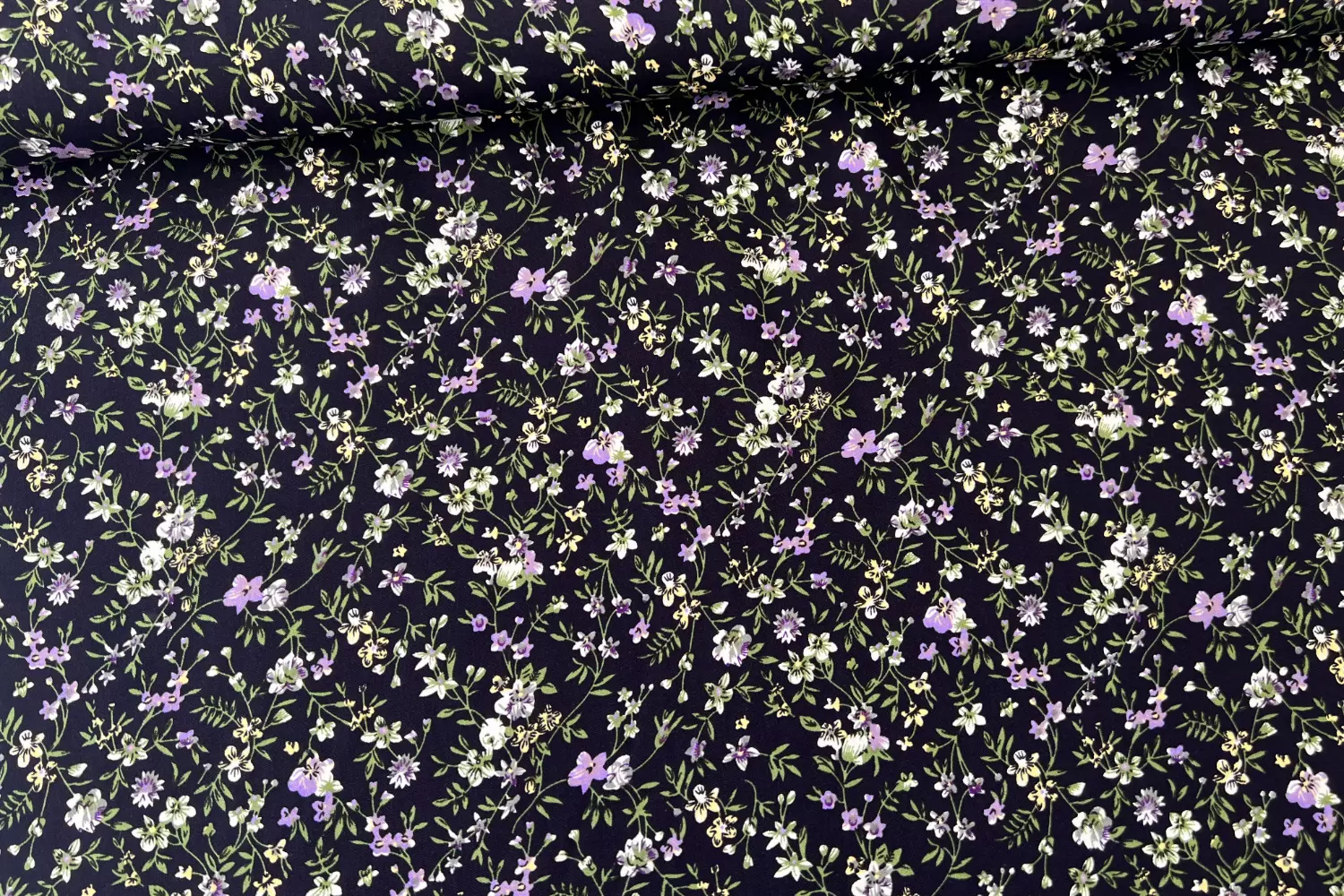 gemusterter Viskose Stoff mit Blumenwiese und kleinen Blümchen in schwarz