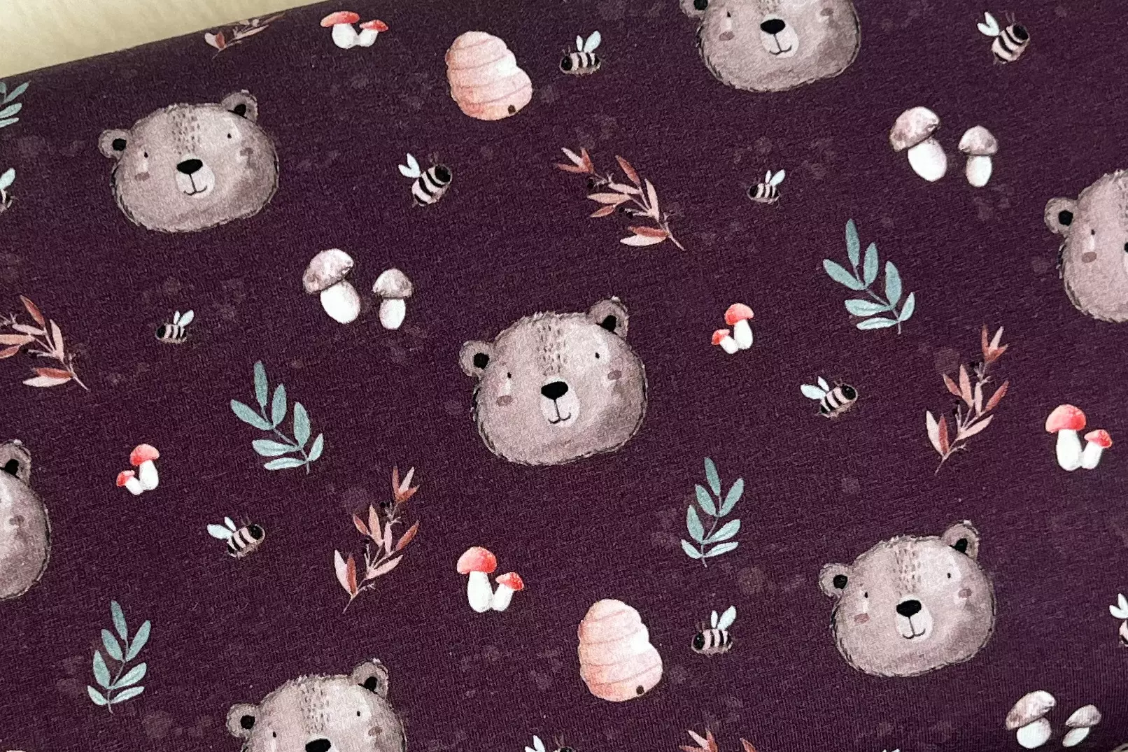 Swafing Sweat Stoff angeraut mit Bärenköpfen in bordeaux. Kollektion Autumn Forest von Christiane Zielinski