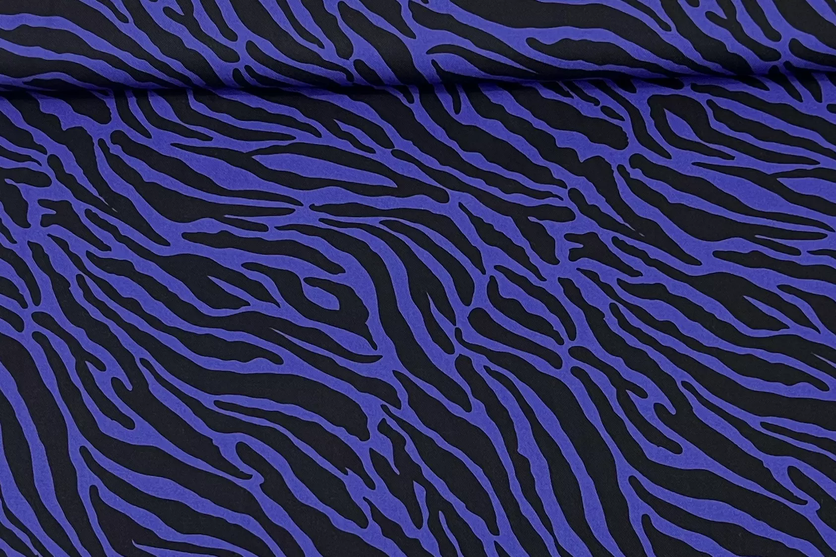 Viskose Twill Stoff mit Leoprint in royalblau. Klara by Swafing