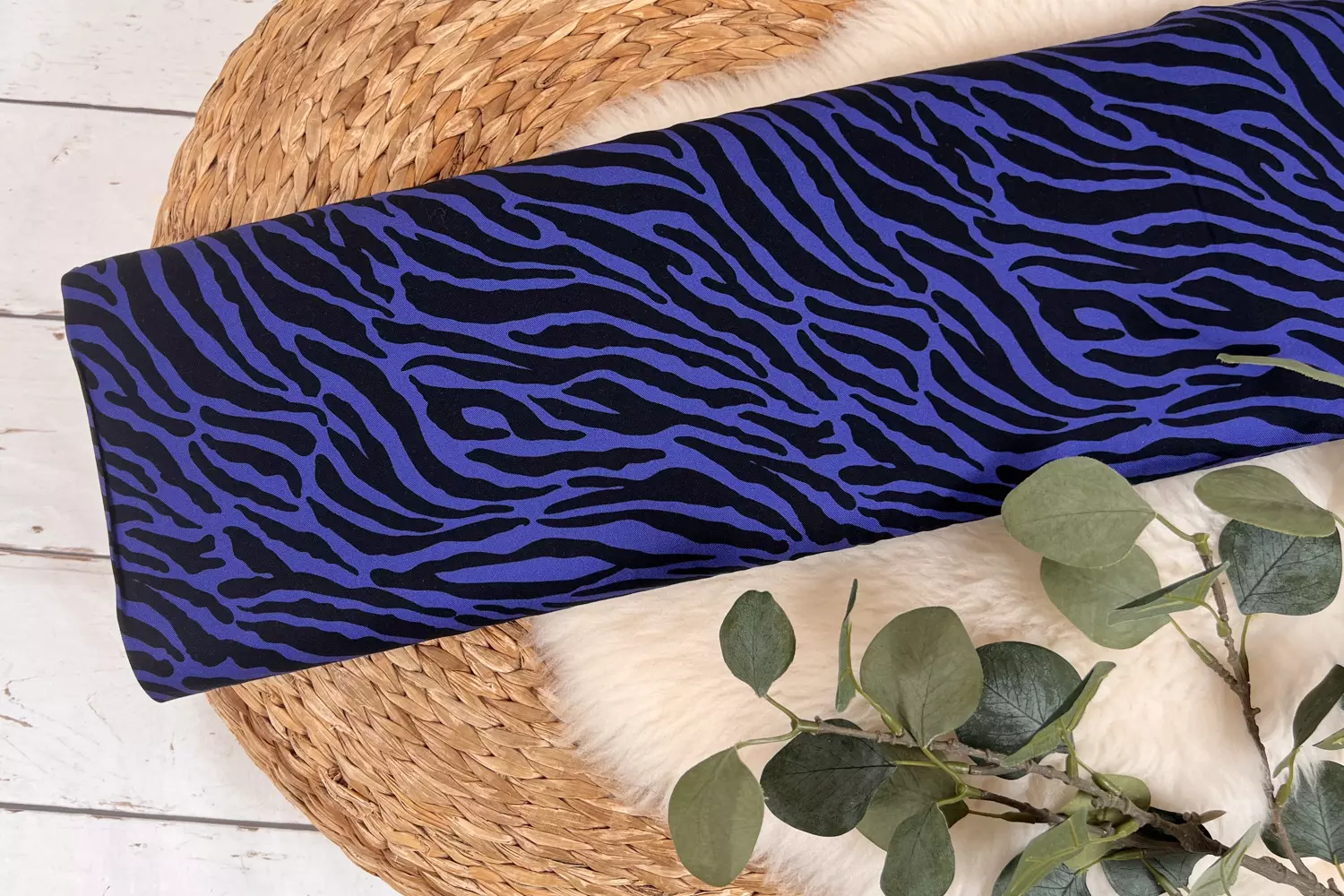 Reststück 45cm Viskose Twill Stoff - Animalprint in royalblau - Klara by Swafing – Bild 2