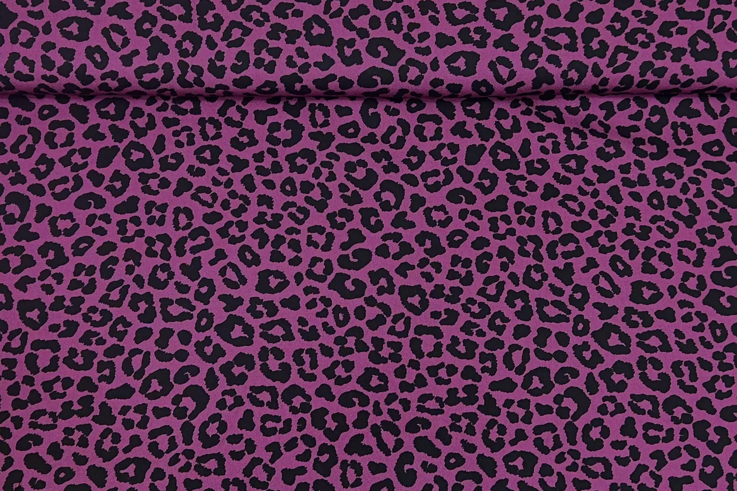 Viskose Twill Stoff mit Leoprint in beere. Klara by Swafing