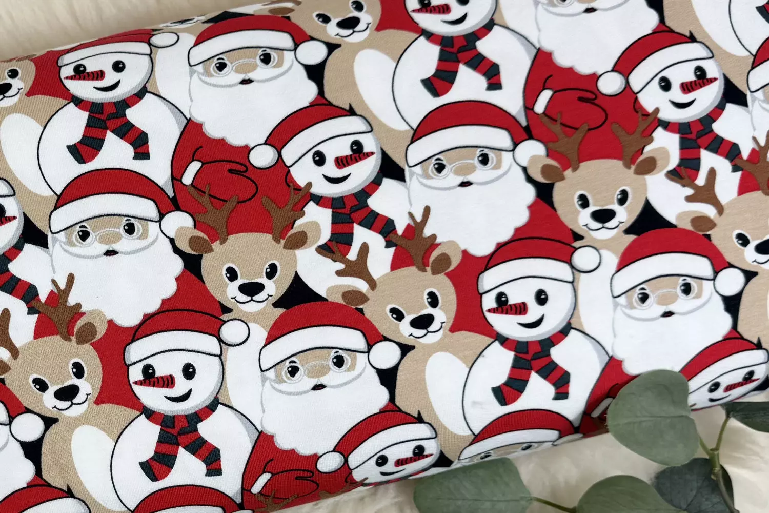 angerauter Sweatstoff als Weihnachtsstoff mit Weihnachtsmann, Rentier und Schneemann Motiven