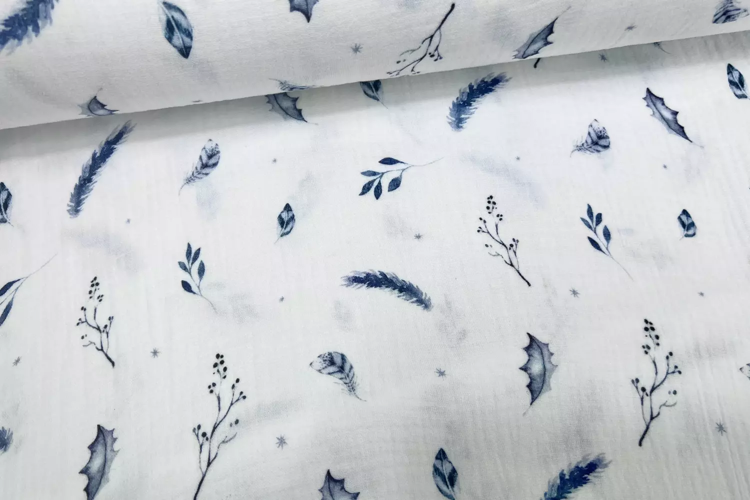 Musselin Stoff mit blauen Blättern und Zweigen Muster in weiß