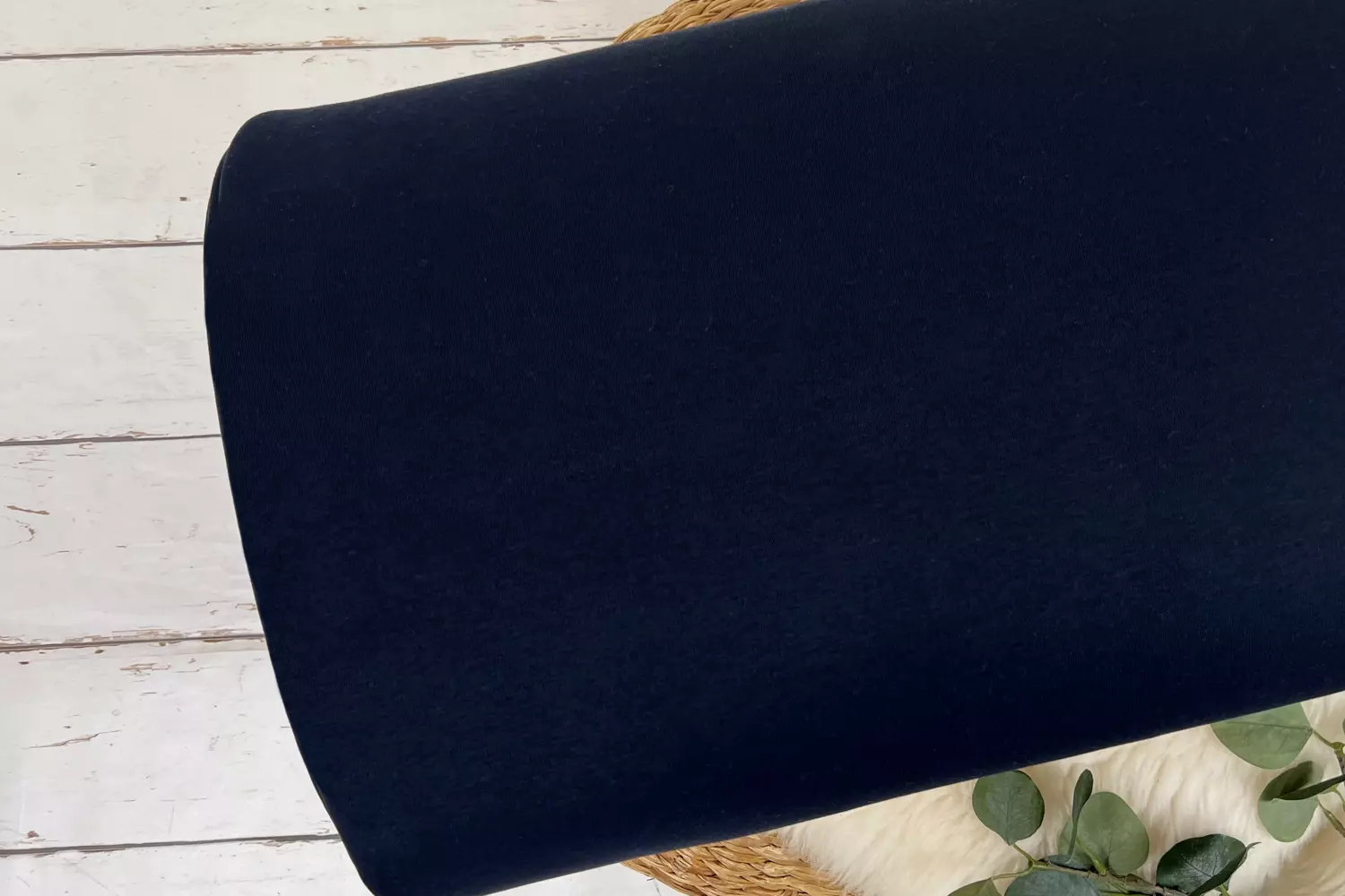elastischer und schwerer Jogging Heavy Sweat Stoff. Auf der Innenseite ist der Stoff angeraut und die Farbe ist Uni dunkelblau