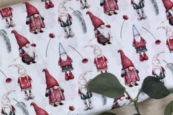 Weihnachtsstoff aus Baumwolle mit Wichtel Motiv in weiß