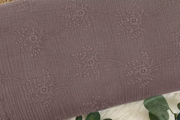 Musselin Stoff / Double Gauze - bestickte Blumen in dunkelmauve - Öko-Tex-100