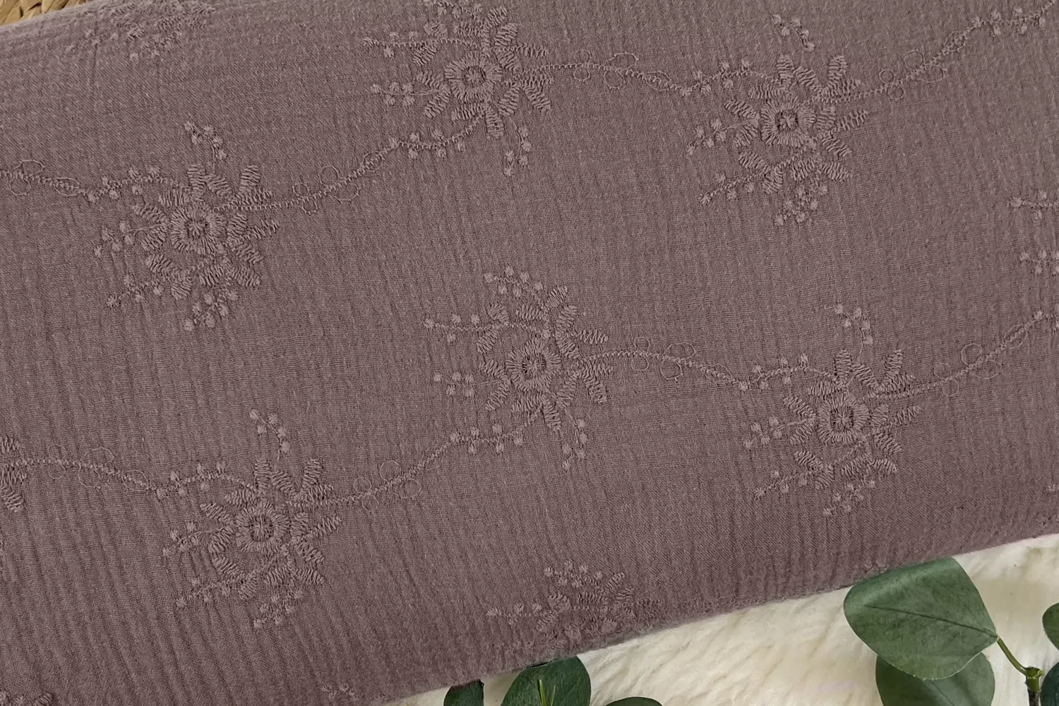 Musselin Stoff / Double Gauze - bestickte Blumen in dunkelmauve - Öko-Tex-100