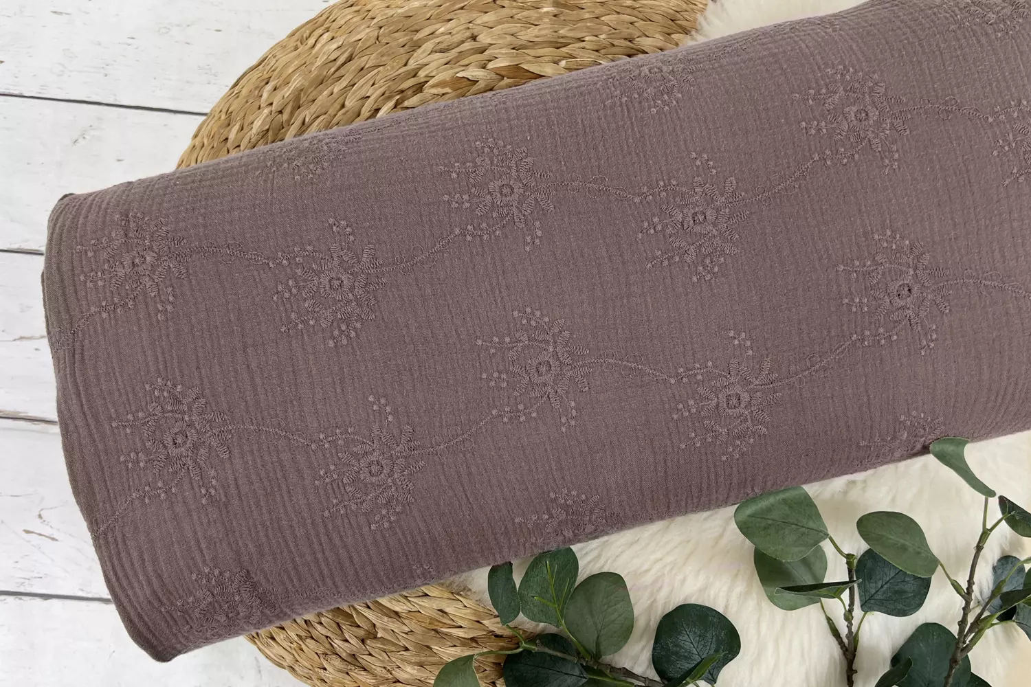 bestickter Musselin Stoff mit Blumen Muster in dunkelmauve