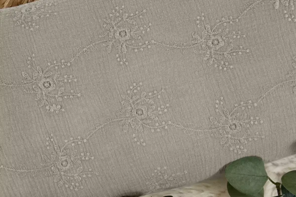 bestickter Musselin Stoff mit Blumen Muster in sand