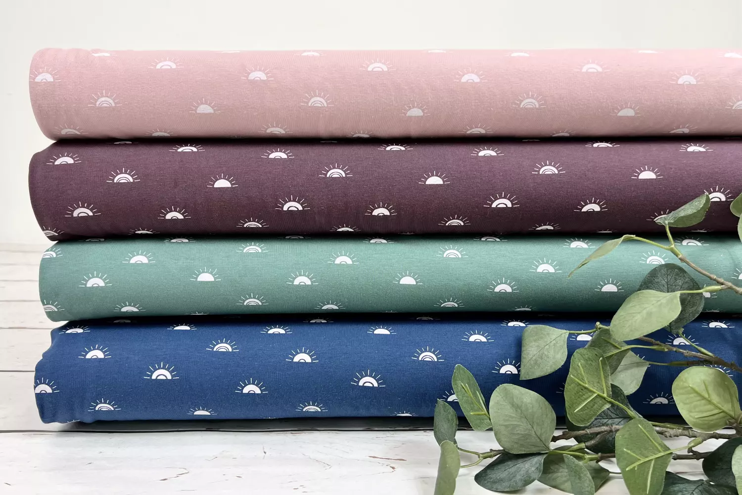 Stoffpaket aus einem gemusterten Jersey Stoff mit Sonnenschein Muster in vielen Farben