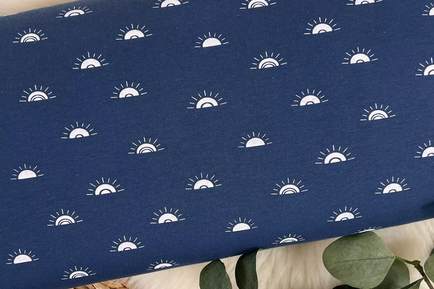 gemusterter Jersey Stoff mit Sonnenschein Muster in blau