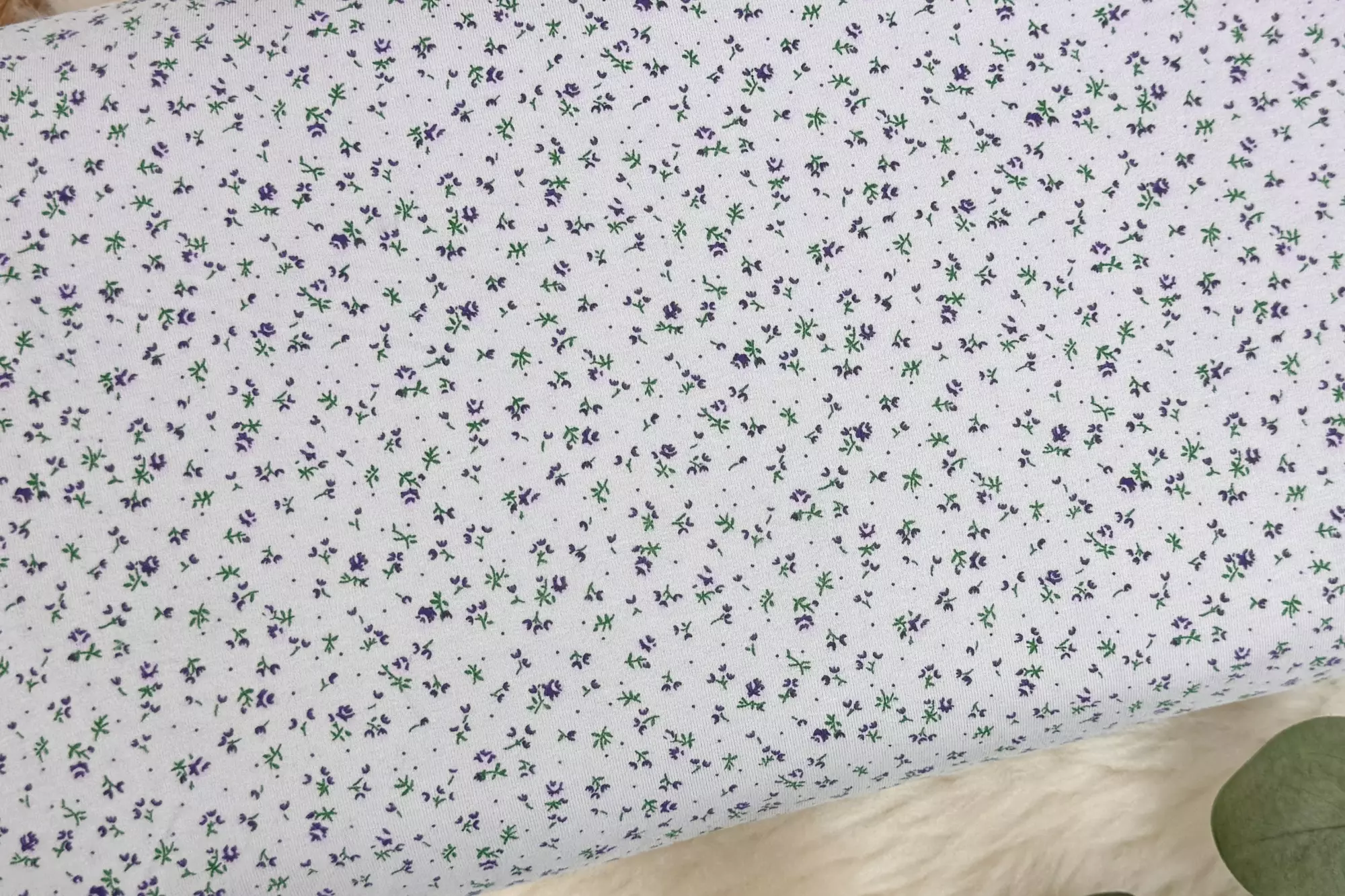 elastischer Jersey Stoff mit kleinen Blümchen in silbergrau