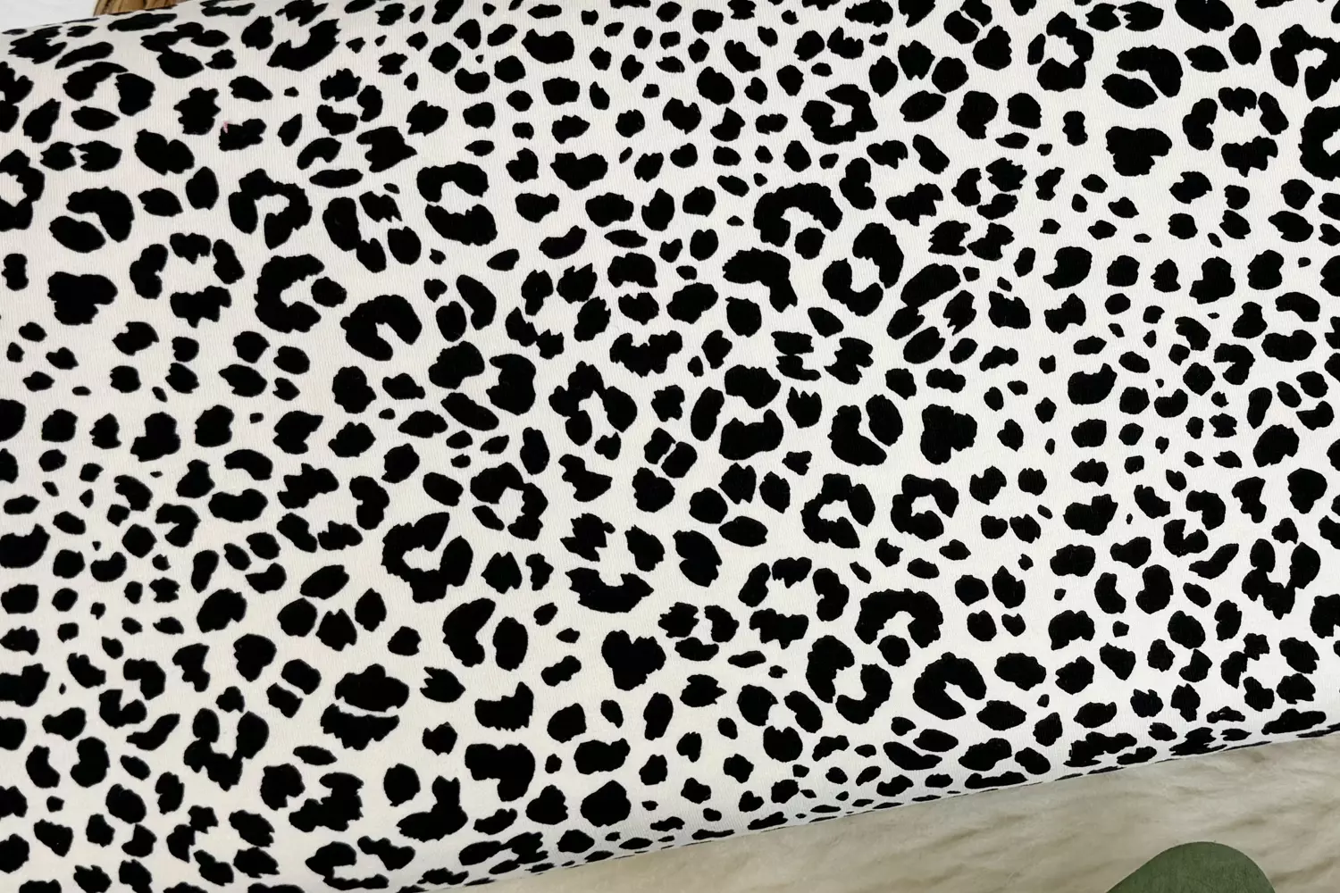 elastischer Jersey Stoff mit Leoprint Muster in natur