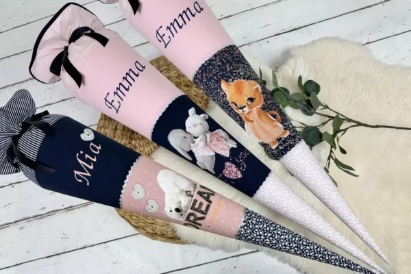 Schultüte mit Namen – Katze, Hasen oder Polarbär altrosa, dunkelblau (70cm, 85cm)