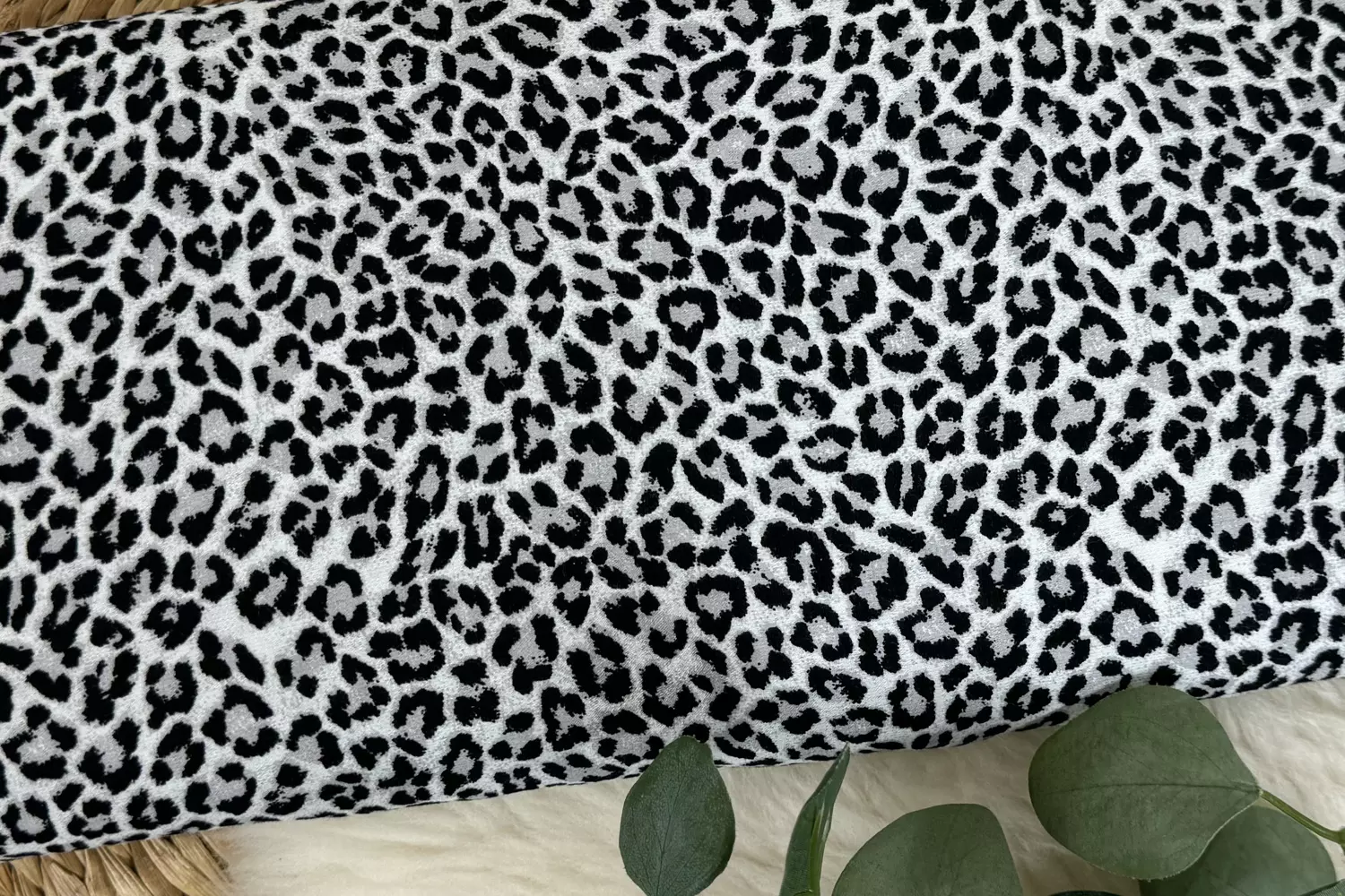 Viskose Borkenkrepp - Leoprint in silbergrau