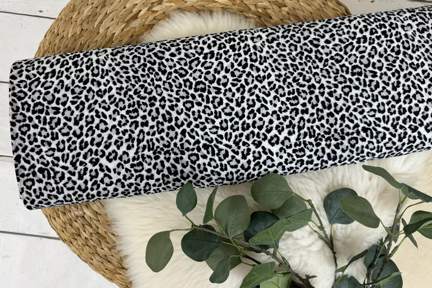 Viskosekrepp Stoff mit Leoprint Muster in silbergrau