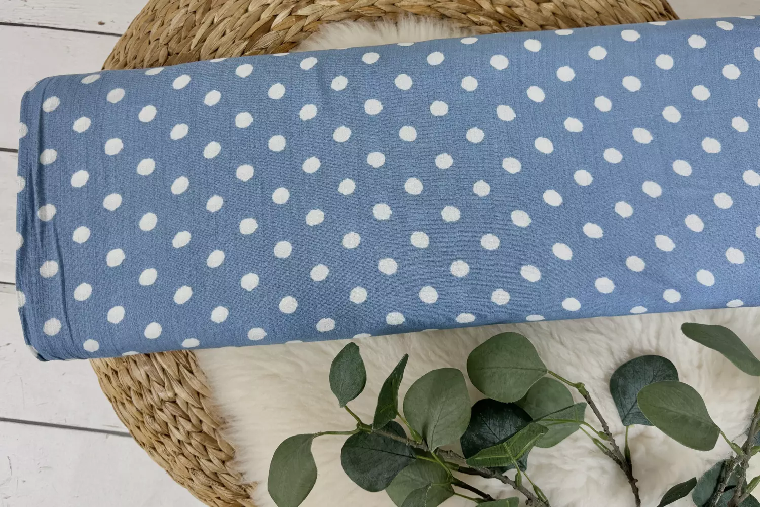 Viskosekrepp Stoff mit Punkte Muster in jeansblau