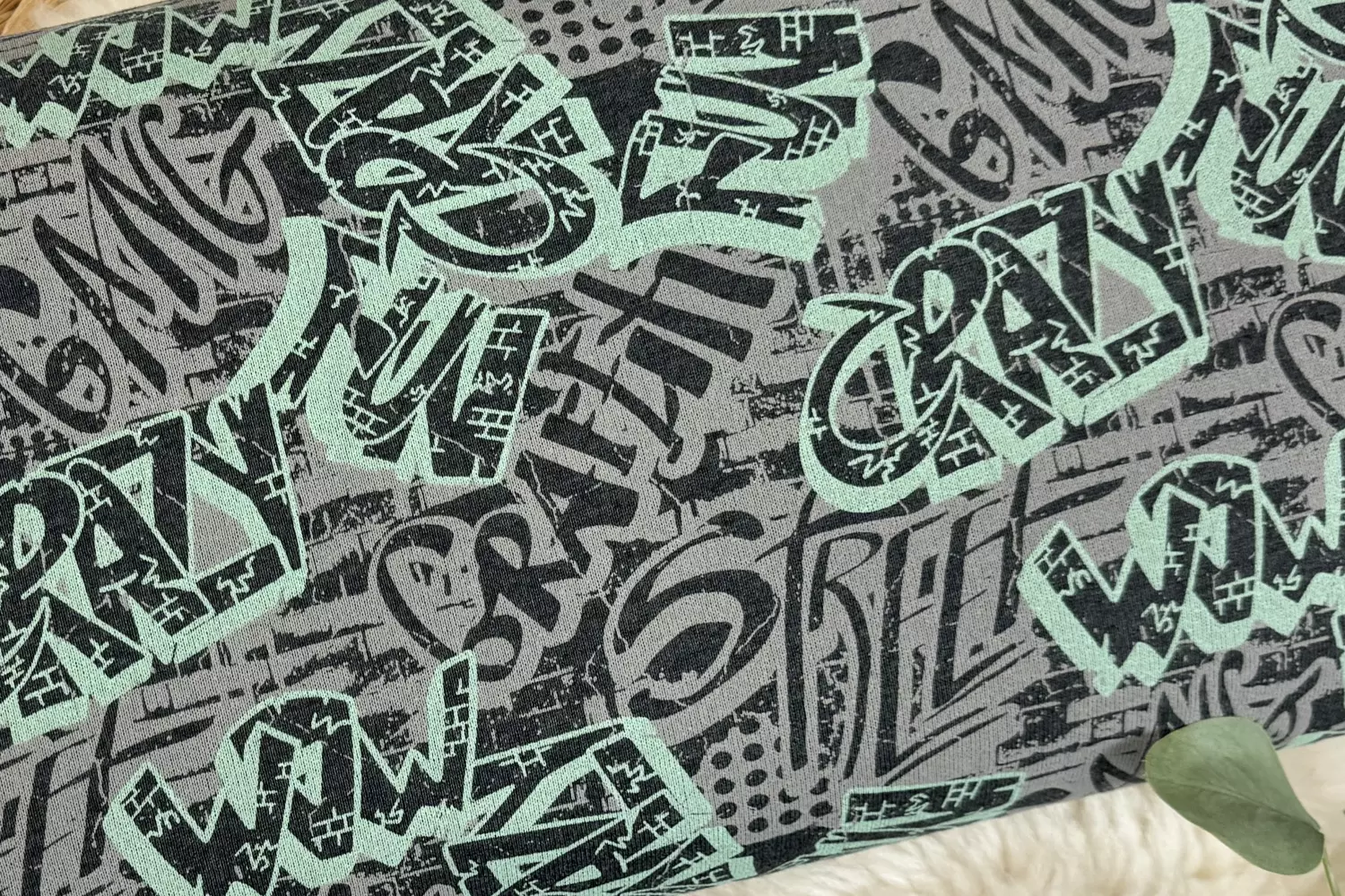 Sweat Stoff angeraut - Graffiti Comic Muster in grau – Öko-Tex 100